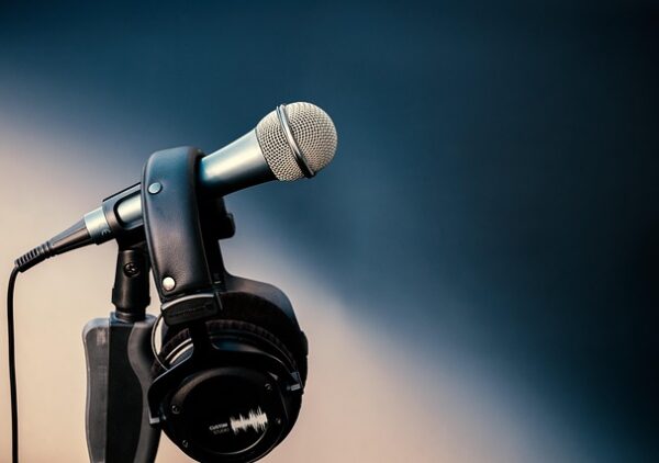 microphone-4759563_640